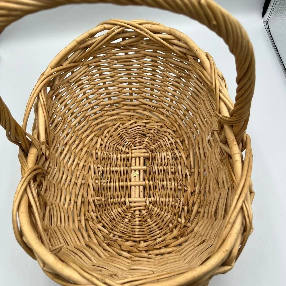 Woven Wicker Basket Unisex Medium Tan Very Good Rustic Scalloped Rim